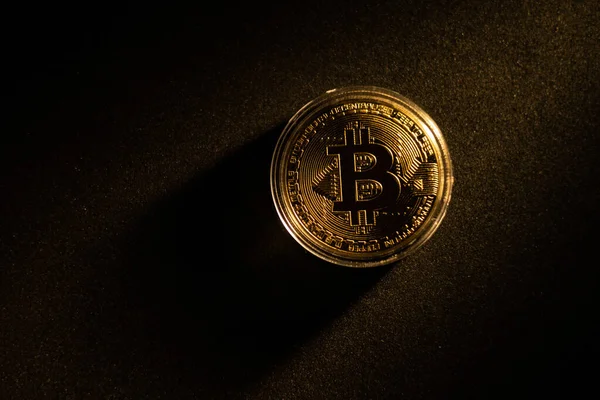 Bitcoinアイコンは金の背景の支払いシンボルに署名します Btcコインの分散型暗号通貨ロゴ ロイヤリティフリーのストック画像