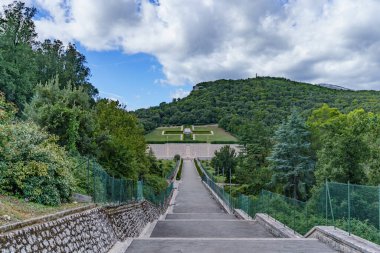 Anma yeri. Polonyalı askerlerin gömülü olduğu İtalyan Monte Cassino yakınlarındaki mezarlıkta..