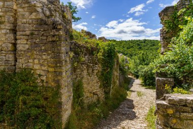 Eski, harap olmuş ve harap olmuş taş duvarlar gizli yerlerde