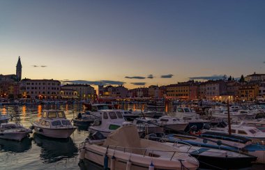 Kıyıya demirlemiş küçük yatları olan eski kasabadaki güzel liman manzarası