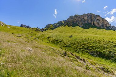 İtalya 'daki Dolomitlerin dağ zirvelerinin güzel manzarası.