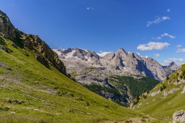 İtalya 'daki Marmolada Dağı manzarası, kar ve buzullarla kaplı.