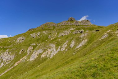 İtalya 'daki Dolomitlerin dağ zirvelerinin güzel manzarası.