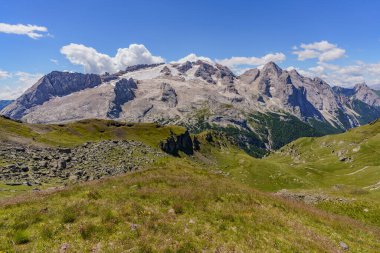 İtalya 'daki Marmolada Dağı manzarası, kar ve buzullarla kaplı.