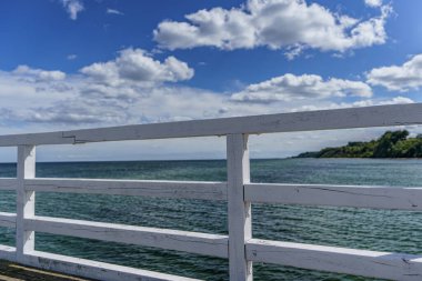 İskeleden ufka doğru bak.