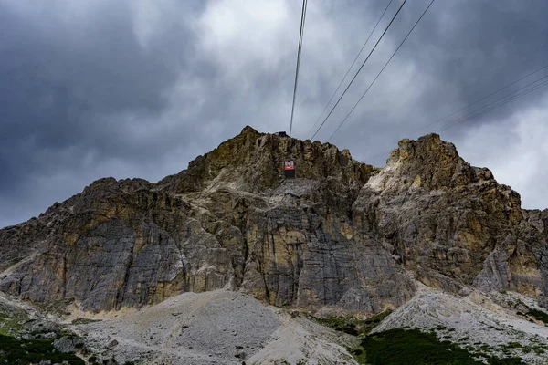 İtalyan Dolomitleri 'nin tepesine çıkan dik bir teleferiğin görüntüsü.