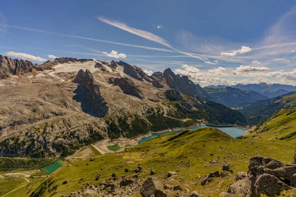 İtalya 'daki Marmolada Dağı manzarası, kar ve buzullarla kaplı.