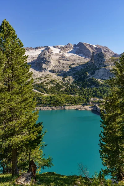 Marmolada Dağı 'nın kar ve buzullarla kaplı manzarası ve gölün altı bir baraj yaptıktan sonra oluştu.