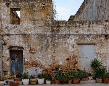 Kimsenin yenilemediği eski kapılarla harap olmuş eski duvarlar..