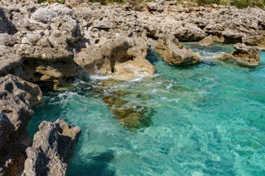 Dağlar ve kayalık kıyılar arasındaki denizin muhteşem turkuaz rengi..