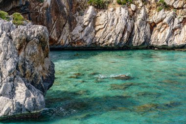 Güzel turkuaz ılık denizden çıkan uzun kayalar..
