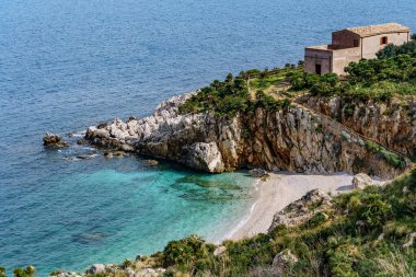 Ulusal park manzarası, deniz, kayalar, müzenin bulunduğu bina ve aşağıdaki sahile giden merdivenler..