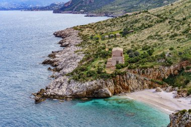 Ulusal park manzarası, deniz, kayalar, müzenin bulunduğu bina ve aşağıdaki sahile giden merdivenler..