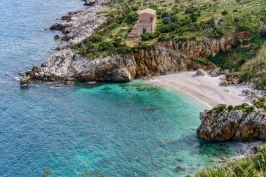 Ulusal park manzarası, deniz, kayalar, müzenin bulunduğu bina ve aşağıdaki sahile giden merdivenler..
