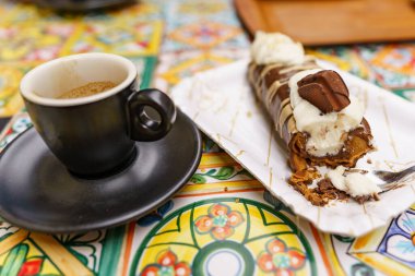 Mükemmel İtalyan espresso eşliğinde lezzetli bir Sicilya cannoli tatlısı..
