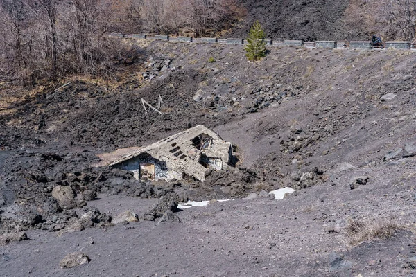 Etna Dağı 'nın yamaçlarında patlayan volkanik küller tarafından gömülüp yok edilen bir ev..