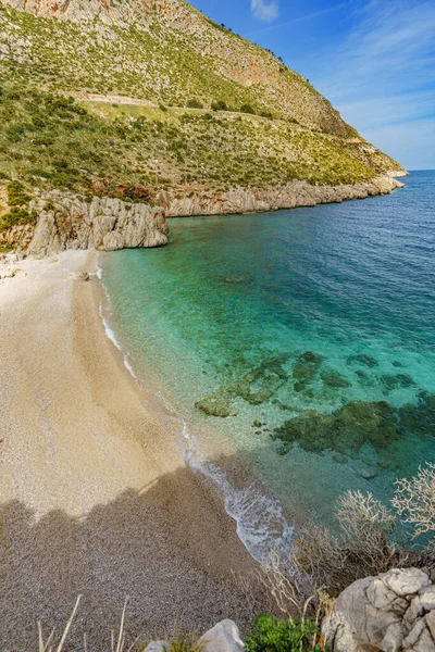 Krásný Výhled Klidné Moře Písečnou Pláž Obklopenou Skalami — Stock fotografie