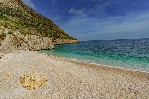 Krásný Výhled Klidné Moře Písečnou Pláž Obklopenou Skalami — Stock fotografie