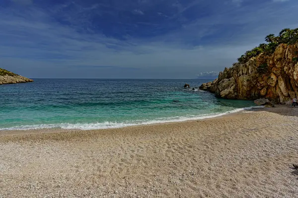 Красивый Вид Спокойное Море Песчаный Пляж Окруженный Скалами — стоковое фото