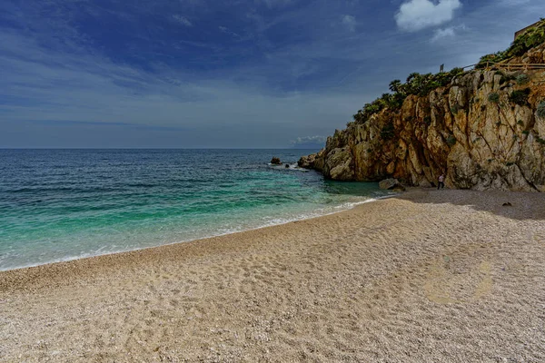 Красивый Вид Спокойное Море Песчаный Пляж Окруженный Скалами — стоковое фото