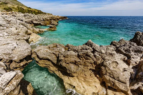 Die Wunderbare Türkisfarbene Farbe Des Meeres Zwischen Den Bergen Und — Stockfoto