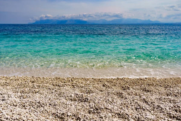 Красивый Пляж Вместо Песка Маленькие Круглые Булыжники Видом Бирюзовое Море — стоковое фото