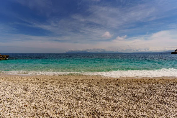 Красивый Пляж Вместо Песка Маленькие Круглые Булыжники Видом Бирюзовое Море — стоковое фото