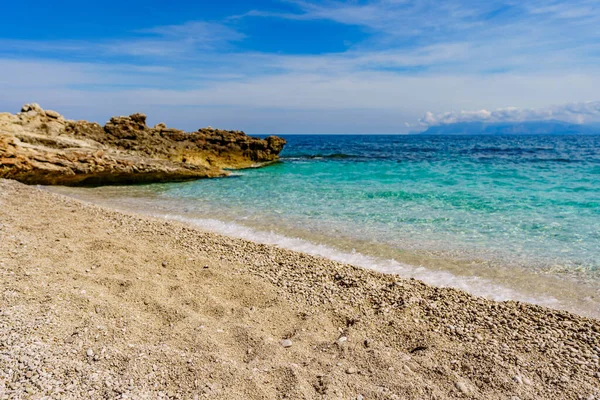 Piękny Widok Spokojne Morze Piaszczystą Plażę Otoczoną Kamieniami — Zdjęcie stockowe