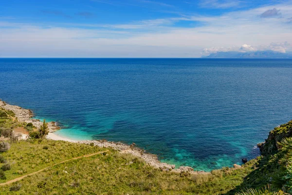 Uitzicht Prachtige Blauwe Zee Die Tussen Bergkusten Valt — Stockfoto