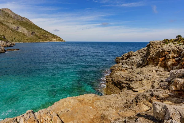Вид Бирюзовое Море Окруженное Огромными Скальными Стенами Горами — стоковое фото