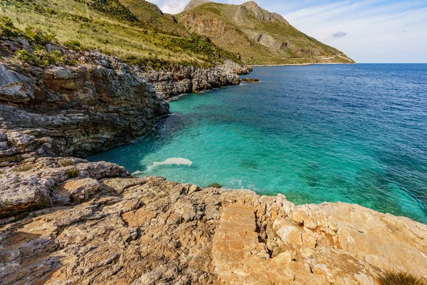 Вид Бирюзовое Море Окруженное Огромными Скальными Стенами Горами — стоковое фото