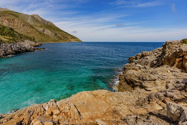 Krásný Výhled Tyrkysové Moře Obklopeno Obrovskými Skalnatými Stěnami Horskou Vegetací — Stock fotografie