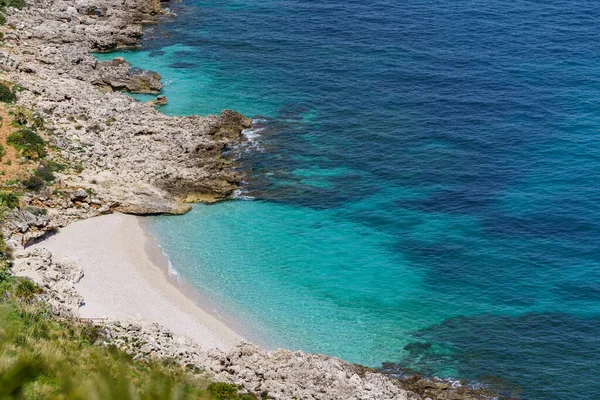 Schöner Steinstrand Der Das Wunderschöne Türkisfarbene Meer Mündet Von Hohen — Stockfoto