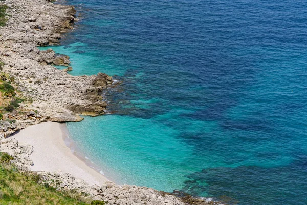 Bella Spiaggia Pietra Che Scorre Nel Meraviglioso Mare Turchese Visto — Foto Stock