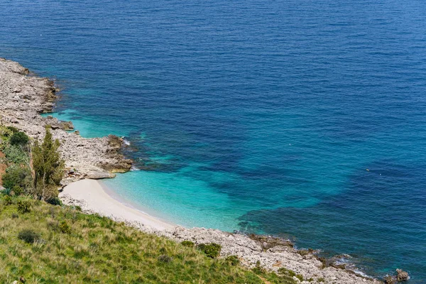 Schöner Steinstrand Der Das Wunderschöne Türkisfarbene Meer Mündet Von Hohen — Stockfoto