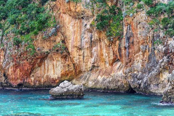 巨大な岩壁や山の植生に囲まれたターコイズブルーの海の美しい景色 — ストック写真