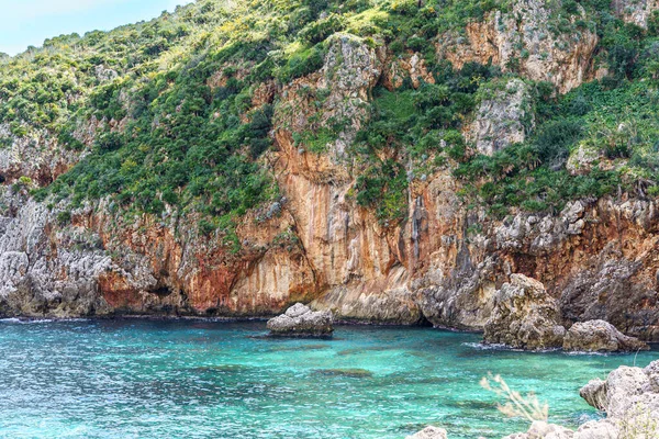Krásný Výhled Tyrkysové Moře Obklopeno Obrovskými Skalnatými Stěnami Horskou Vegetací — Stock fotografie