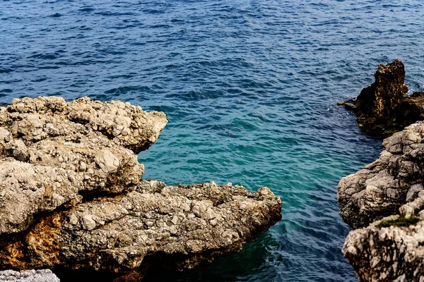 Красивый Берег Увенчанный Острыми Прибрежными Скалами Рассекающими Морские Волны — стоковое фото