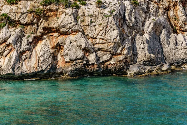 Hoge Rotsen Die Uit Prachtige Turquoise Warme Zee Komen — Stockfoto