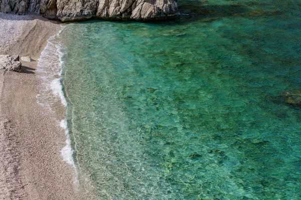 Ψηλές Πέτρες Ξεπροβάλλουν Από Την Όμορφη Γαλαζοπράσινη Ζεστή Θάλασσα — Φωτογραφία Αρχείου