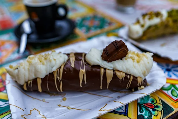 Mükemmel İtalyan espresso eşliğinde lezzetli bir Sicilya cannoli tatlısı..