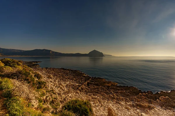 Прекрасний Захід Сонця Над Теплим Морем Якого Спускаються Скелясті Гірські — стокове фото
