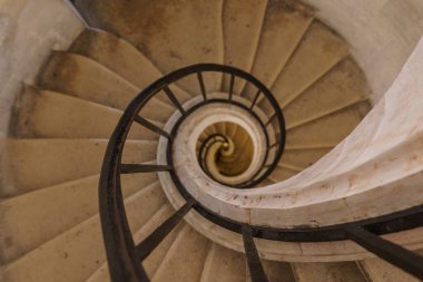 Güzel, eski, harap olmuş, metal korkuluklu merdivenler..