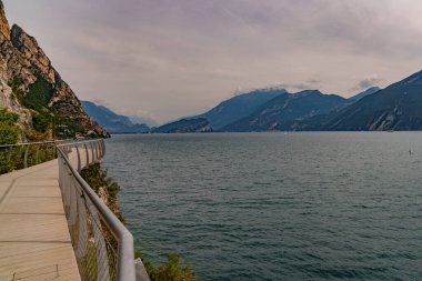 Garda Gölü 'nün yukarısındaki uçurum kenarında güzel manzaralı bir yaya köprüsü ve bisiklet yolu.