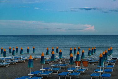 Sezon bittikten sonra katlanmış renkli plaj şemsiyeleri