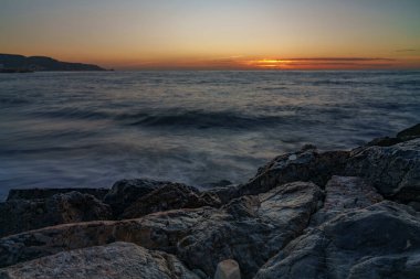 Dalgaların atmosferik ışıkla bulanıklaştığı denizin atmosferik görüntüsü.
