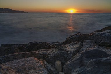 Dalgaların atmosferik ışıkla bulanıklaştığı denizin atmosferik görüntüsü.