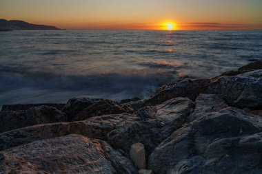 Dalgaların atmosferik ışıkla bulanıklaştığı denizin atmosferik görüntüsü.