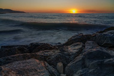 Dalgaların atmosferik ışıkla bulanıklaştığı denizin atmosferik görüntüsü.
