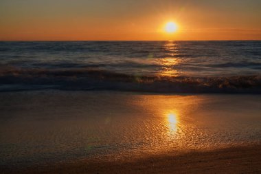 Dalgaların atmosferik ışıkla bulanıklaştığı denizin atmosferik görüntüsü.